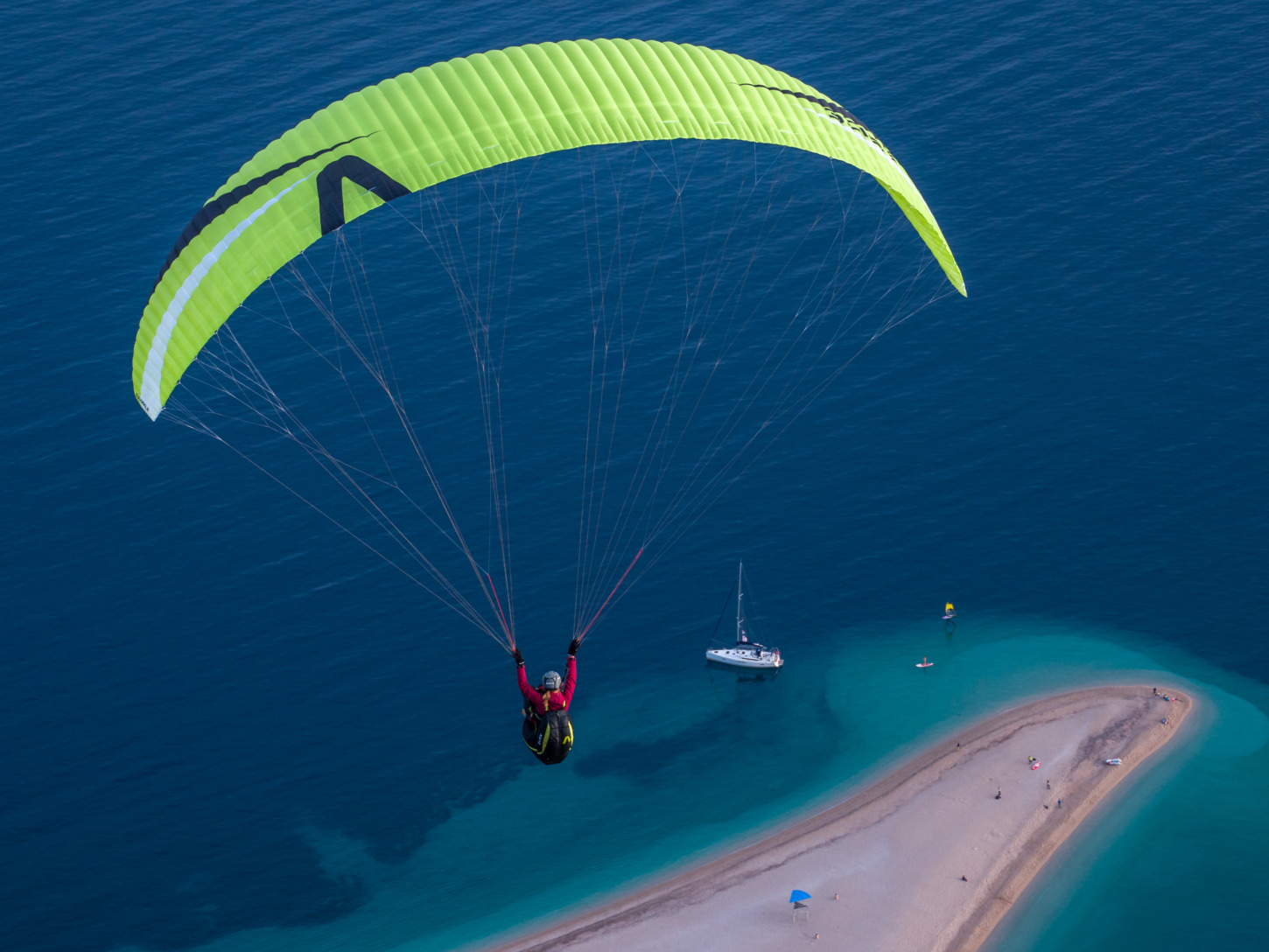 Loraine Humeau-Flying above boat Bol Croatie-Glide Paragliding